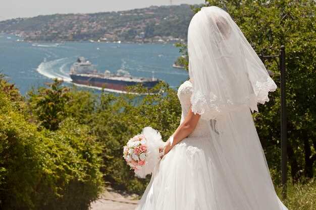 Невеста с девочкой на спине - необычная свадьба